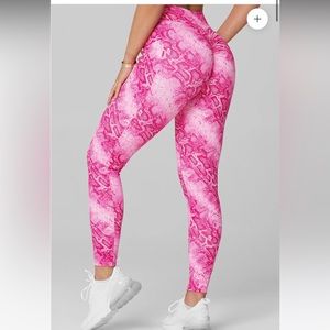 LiCi Fit Workout Set (scrunch back pants - Med & Sportsbra- Small/Med) Nw/oT